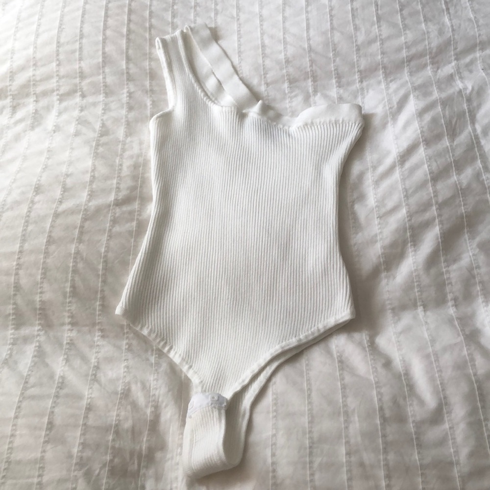 Whit one shoulder bodysuit